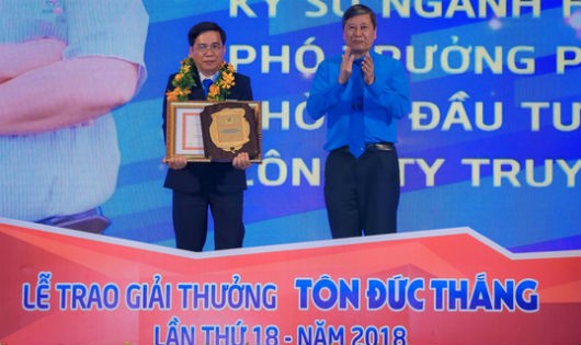 Ông Trần Thanh Hải, Phó Chủ tịch Thường trực Tổng LĐLĐ Việt Nam, chúc mừng các kỹ sư đạt giải thưởng Tôn Đức Thắng