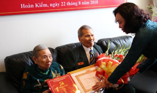 Phó Bí thư Thường trực Thành ủy Hà Nội Ngô Thị Thanh Hằng đã đến trao Huy hiệu 70 năm tuổi Đảng cho đồng chí Phan Văn Lộc