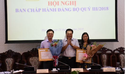 Bộ trưởng Lê Thành Long nhận bằng khen của Đảng ủy Khối các cơ quan Trung ương
