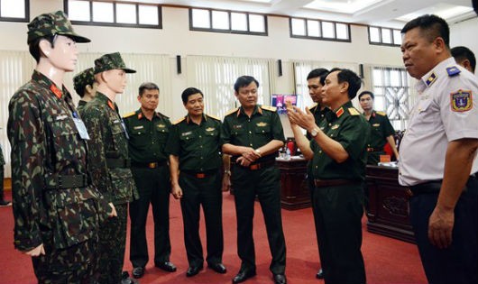 Thượng tướng Phạm Hồng Hương trao đổi với các đại biểu về mẫu quân phục dã chiến.