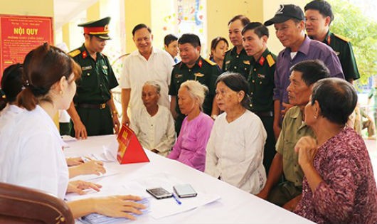 Đại diện lãnh đạo Bệnh viện Quân y 7 thăm hỏi, động viên các đối tượng chính sách đến khám bệnh tại xã Vĩnh Hòa, huyện Ninh Giang, tỉnh Hải Dương