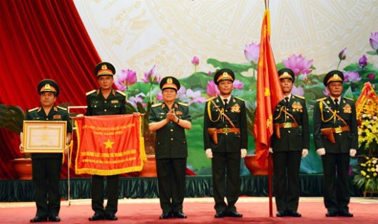 Thừa ủy quyền của Chủ tịch nước, Đại tướng Ngô Xuân Lịch đã trao danh hiệu Anh hùng LLVT nhân dân thời kỳ chống Mỹ cứu nước tặng Cục Nhà trường (Bộ Tổng tham mưu).