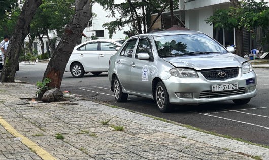 Các xe ô tô bị cho đang dạy lái “chui” trong khu dân cư