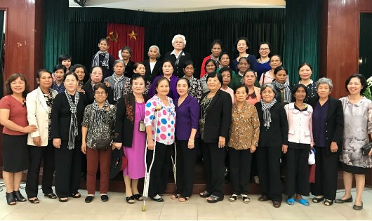 Đội nữ pháo binh 8/3 anh hùng chụp ảnh lưu niệm cùng lãnh đạo Hội LHPN Việt Nam.