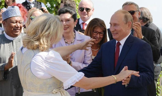 Tổng thống Putin khiêu vũ với Ngoại trưởng Karin Kneissl tại đám cưới.