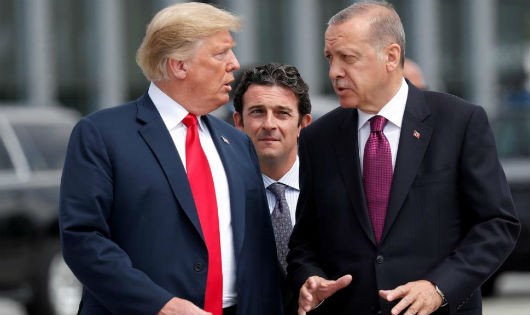 Tổng thống Mỹ Donald Trump (trái) và đồng nhiệm Thổ Nhĩ Kỳ Recep Tayyip Erdogan, tại thượng đỉnh Nato, Bruxelles ngày 11/07/2018