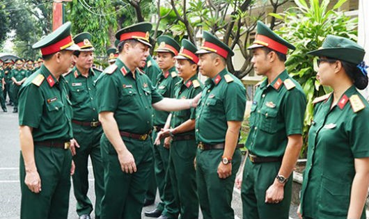 Thượng tướng Nguyễn Trọng Nghĩa trao đổi, động viên cán bộ, giảng viên khu học viên quốc tế