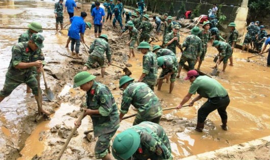 Trung đoàn 754 dọn bùn tại Trường Phổ thông Dân tộc bán trú THCS xã Nà Ớt