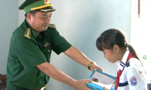 Đại diện lãnh đạo BĐBP Phú Yên trao quà và tiền hỗ trợ cho học sinh có hoàn cảnh đặc biệt khó khăn