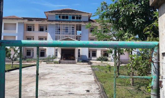 Theo ĐB Phạm Văn Hòa, việc thực hiện Đề án sẽ giúp giảm số công sở bỏ hoang như thế này…