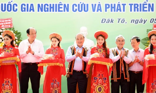 Thủ tướng Nguyễn Xuân Phúc cắt băng khánh thành Trung tâm Quốc gia nghiên cứu và phát triển sâm Ngọc Linh