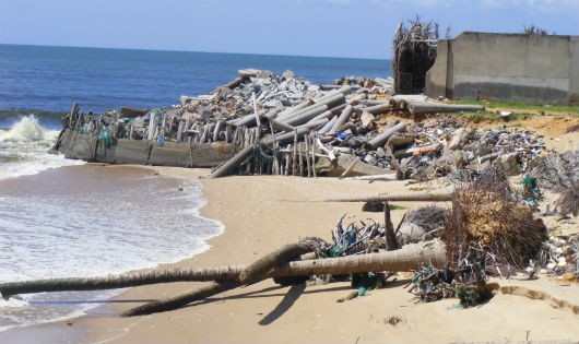 Một trong hàng chục căn nhà bị biển xâm thực “nuốt trôi” tại thôn Tiến Hưng, xã Tiến Thành, TP Phan Thiết