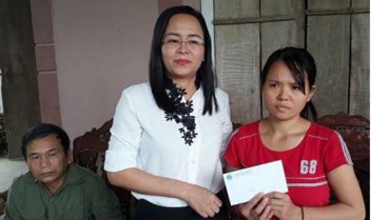 Phó Chủ tịch Hội LHPN Hà Tĩnh trao quà và thư khen của Chủ tịch Hội LHPN Việt Nam cho chị Mai (bên phải).