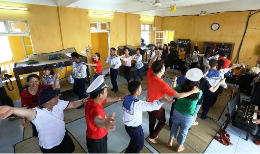 Tiết mục hát múa tập thể trên đảo Thuyền Chài C.