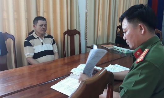 Trung tá Nguyễn Thanh Thắng lấy lời khai Trần Đức Vinh
