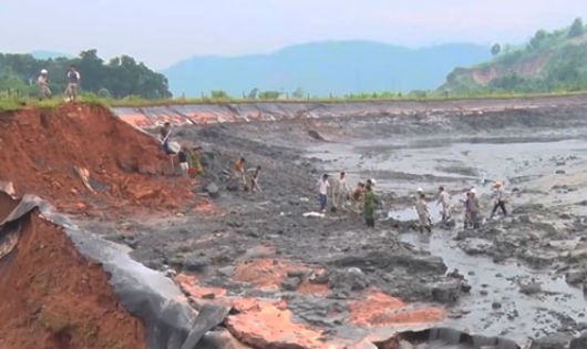 Hiện trường hồ chứa chất thải phân bón độc hại của DAP số 2 - Vinachem bị vỡ ngày 7/9.