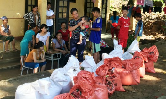 Gạo cứu trợ đã đến được tay người dân vùng lũ huyện Mường Lát