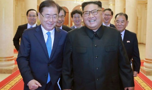 Nhà lãnh đạo Triều Tiên Kim Jong-un và phái viên Hàn Quốc