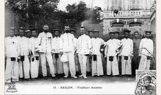 Sĩ quan Pháp và thân binh người Việt