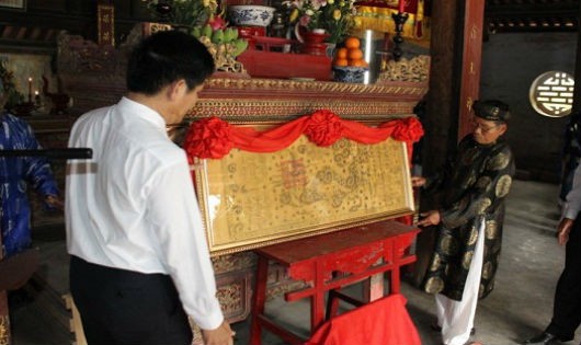 Một trong những sắc phong của làng Kim Long bị thất lạc vừa được ngành văn hóa tỉnh mua và tặng lại cho làng lưu giữ