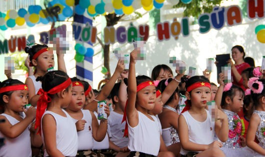 Lãnh đạo Sở GD-ĐT Hà Nội khẳng định việc phụ huynh tham gia đề án sữa học đường là hoàn toàn tự nguyện (ảnh minh họa)