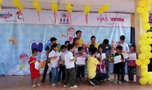 Tổ chức các hoạt động vui chơi với trẻ em sống chung với HIV/AIDS.