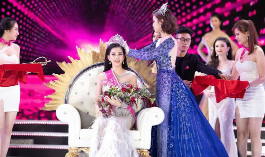 Khoảnh khắc Hoa hậu Việt Nam 2018 Trần Tiểu Vy nhận vương miện từ Hoa hậu Việt Nam 2016 Đỗ Mỹ Linh.