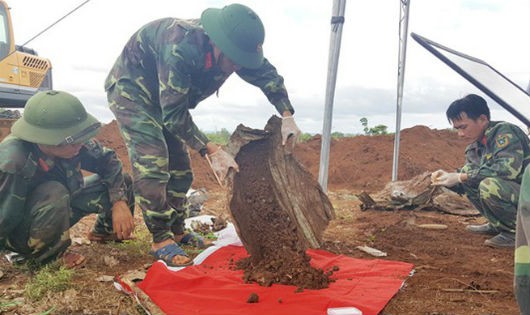 Các chiến sĩ Đội 584 đang tìm trong đất xã Gio Bình từng mảnh vụn hài cốt liệt sĩ