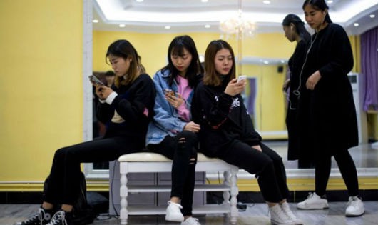 Sinh viên Trung Quốc sử dụng điện thoại để vào mạng xã hội.