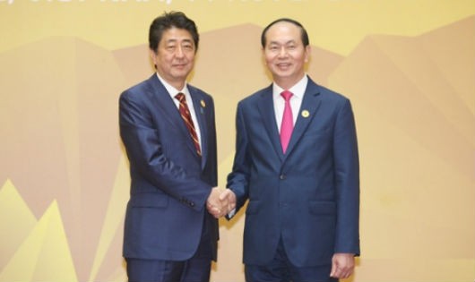 Chủ tịch nước Trần Đại Quang, phải, tiếp Thủ tướng Nhật Bản Abe đến dự APEC 2017 tại Đà Nẵng. Ảnh: TTXVN.