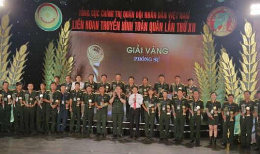 Thượng tướng Nguyễn Trọng Nghĩa và đồng chí Hoàng Vĩnh Bảo trao giải Vàng cho các đội đoạt giải.