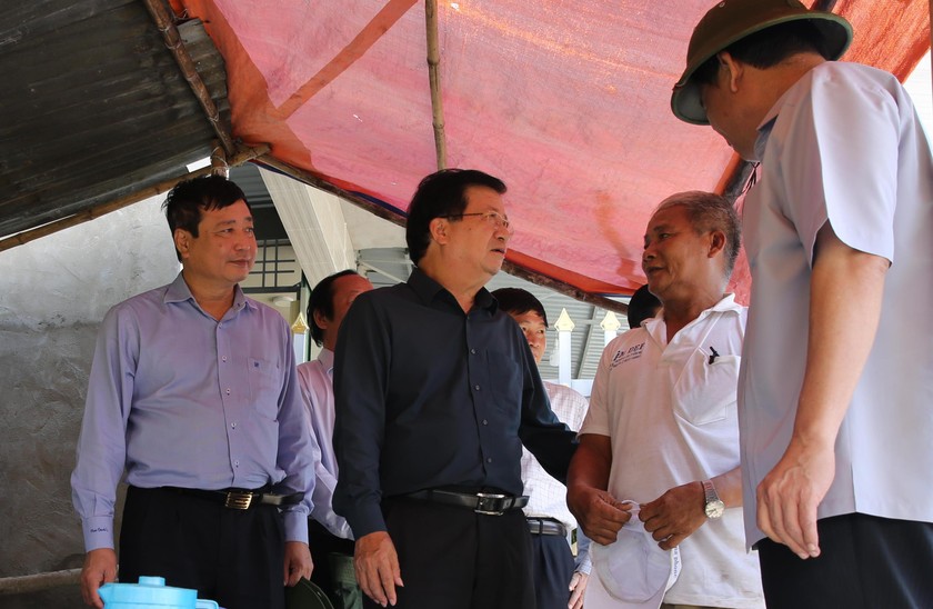Phó Thủ tướng thăm hỏi người dân tại cụm tuyến dân cư vượt lũ Cần Sen 2