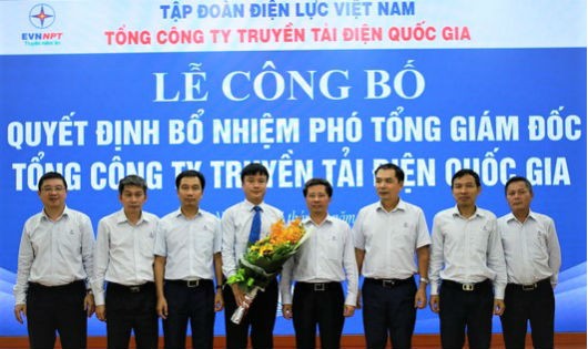 Lãnh đạo EVNNPT trao hoa chúc mừng cho tân Phó Tổng Giám đốc Lưu Việt Tiến