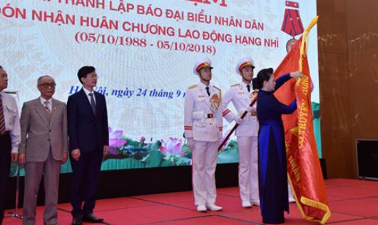 Chủ tịch Quốc hội Nguyễn Thị Kim Ngân trao tặng Huân chương Lao động hạng Nhì cho Báo Đại biểu Nhân dân