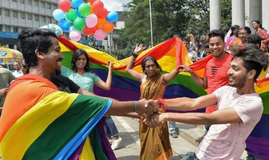 Những người đồng tính Ấn Độ vui mừng khi tòa ra phán quyết đồng tính không phải là tội phạm
