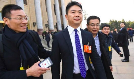 Lưu Cường Đông (giữa) rời Đại lễ đường Nhân dân ở Bắc Kinh, Trung Quốc, sau phiên họp khai mạc quốc hội Trung Quốc hồi tháng 3 