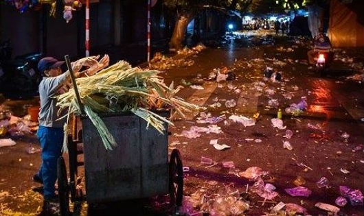 Báo động từ cảnh rác thải ngập phố cổ Hà Nội sau Trung thu