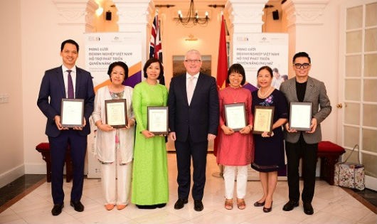 Đại sứ Australia Craig Chittick trao Bằng ghi nhận cam kết thúc đẩy bình đẳng giới cho các thành viên sáng lập của Mạng lưới VBCWE 
