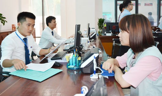 Người dân giải quyết thủ tục hành chính tại Trung tâm hành chính công tỉnh Bắc Ninh.