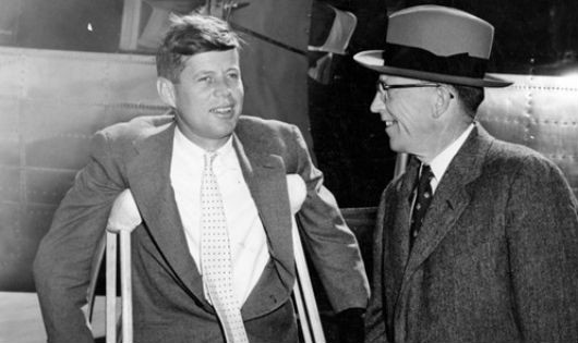 John F. Kennedy sử dụng nạng để đi lại trước cuộc phẫu thuật đốt sống vào tháng 10/1954.