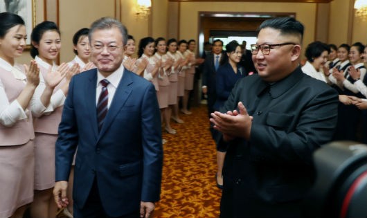 Tại nhà khách chính phủ Paekhwawon, Tổng thống Moon và phu nhân được những tràng vỗ tay chào đón