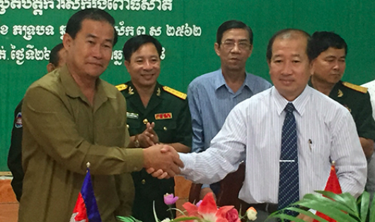 Phó Chủ tịch Uỷ ban nhân dân tỉnh Đoàn Tấn Bửu (phải) ký kết với lãnh đạo tỉnh Pô Sát