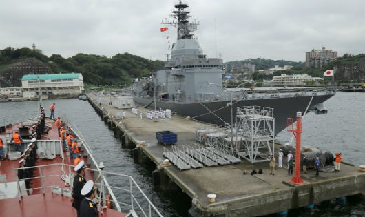 Cán bộ, thủy thủ tàu 015-Trần Hưng Đạo thực hiện nghi thức chào cảng căn cứ Yokosuka