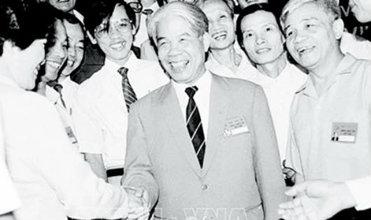 Nguyên Tổng Bí thư Đỗ Mười với các đại biểu dự Đại hội VII Đảng Cộng sản Việt Nam (tháng 6.1991)