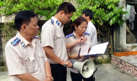 Một buổi cưỡng chế thi hành án của Chi cục THADS TP Thanh Hóa (tỉnh Thanh Hóa).