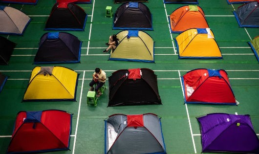 Phụ huynh của sinh viên năm nhất cắm trại ở ĐH Thiên Tân khi con họ đang làm quen với cuộc sống mới.