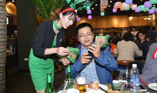 Trong chiến dịch “Uống có trách nhiệm”, các Đại sứ thương hiệu của Heineken Việt Nam đã tặng 80.000 mã Uber và 50.000 voucher taxi cho khách hàng tại các nhà hàng ở 7 tỉnh, thành chính trên toàn quốc.