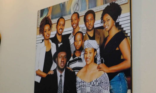 Diane Rwigara, bên trái, trong một bức chân dung gia đình tại nhà Rwigara ở Kigali.