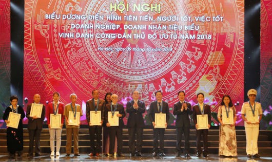 Trưởng ban Tuyên giáo Trung ương Võ Văn Thưởng và Bí thư Thành ủy Hoàng Trung Hải trao tặng Danh hiệu “Công dân Thủ đô ưu tú năm 2018” cho 10 cá nhân