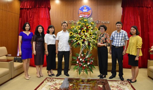 Thứ trưởng Bộ Tư pháp Trần Tiến Dũng tặng hoa và chúc mừng Liên đoàn Luật sư Việt Nam